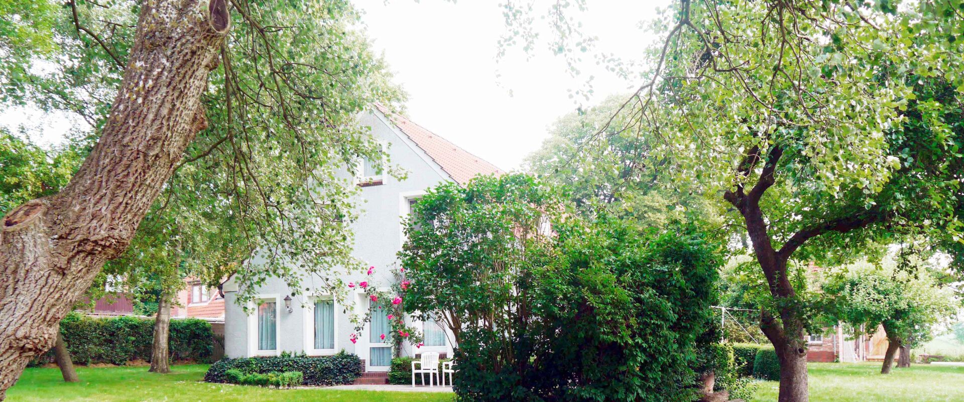 Grundstück am Wasser mit großem Garten