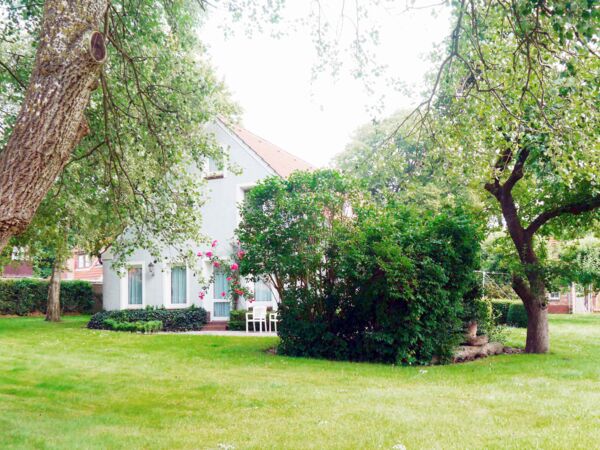 Grundstück am Wasser mit großem Garten